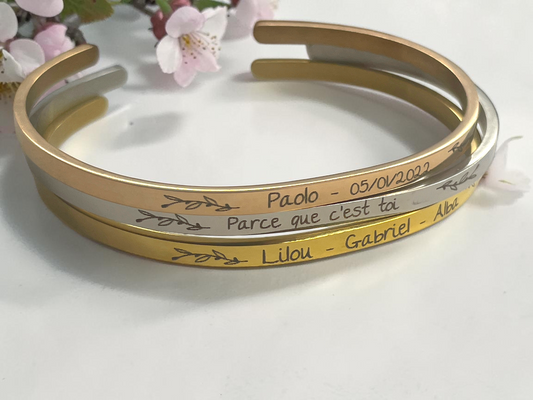 Trois bracelets joncs personnalisés gravés prénoms, date et message, finitions or rose, argentée et dorée