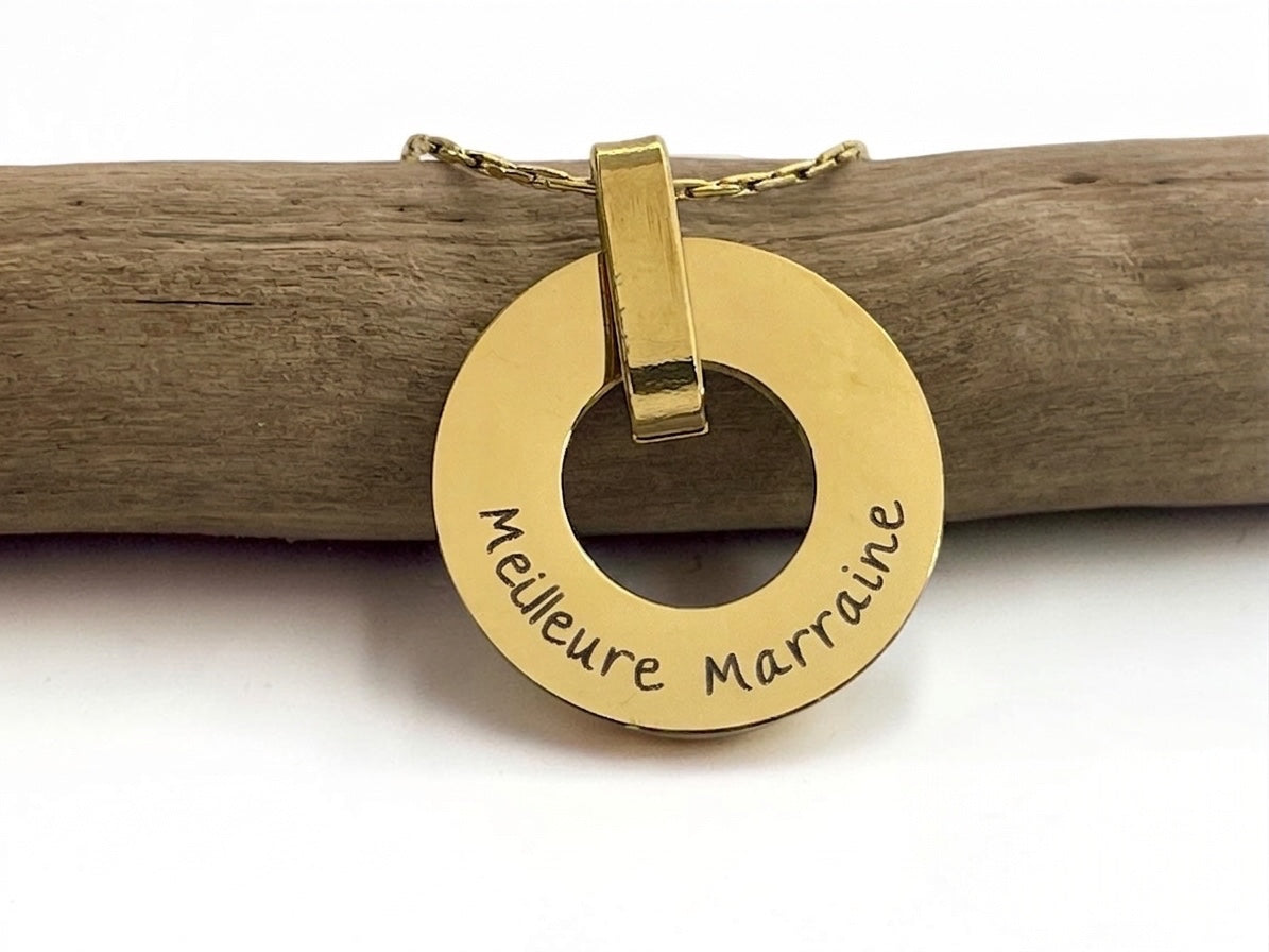 Collier médaille ajourée dorée gravée du message Meilleure Marraine