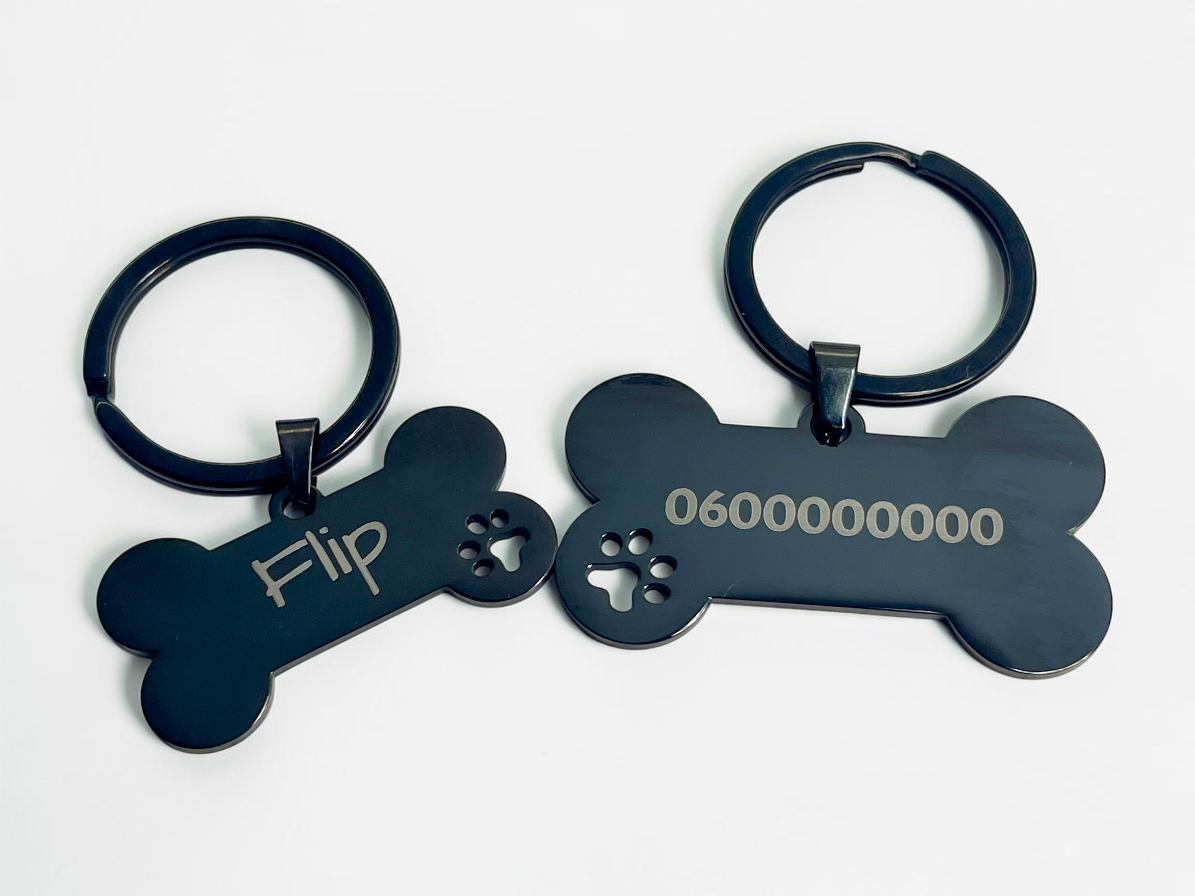 Médaille chien os noire gravée du prénom Flip et de son numéro de téléphone au verso
