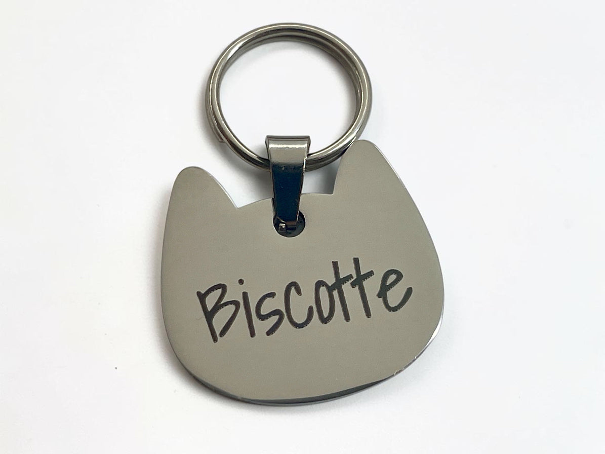 Médaille chat en forme de tête de chat gravée du prénom Biscotte