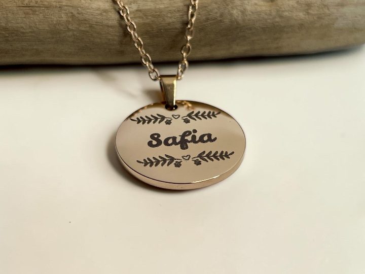 Collier médaille or rose gravée du prénom Safia, sur chaîne fine