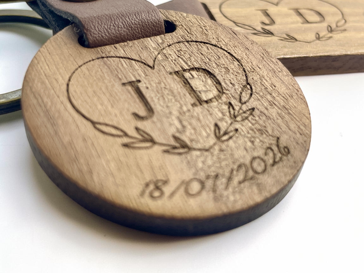 Gros plan de la gravure sur bois, initiales J et D dans un cœur avec la date 18/07/2026