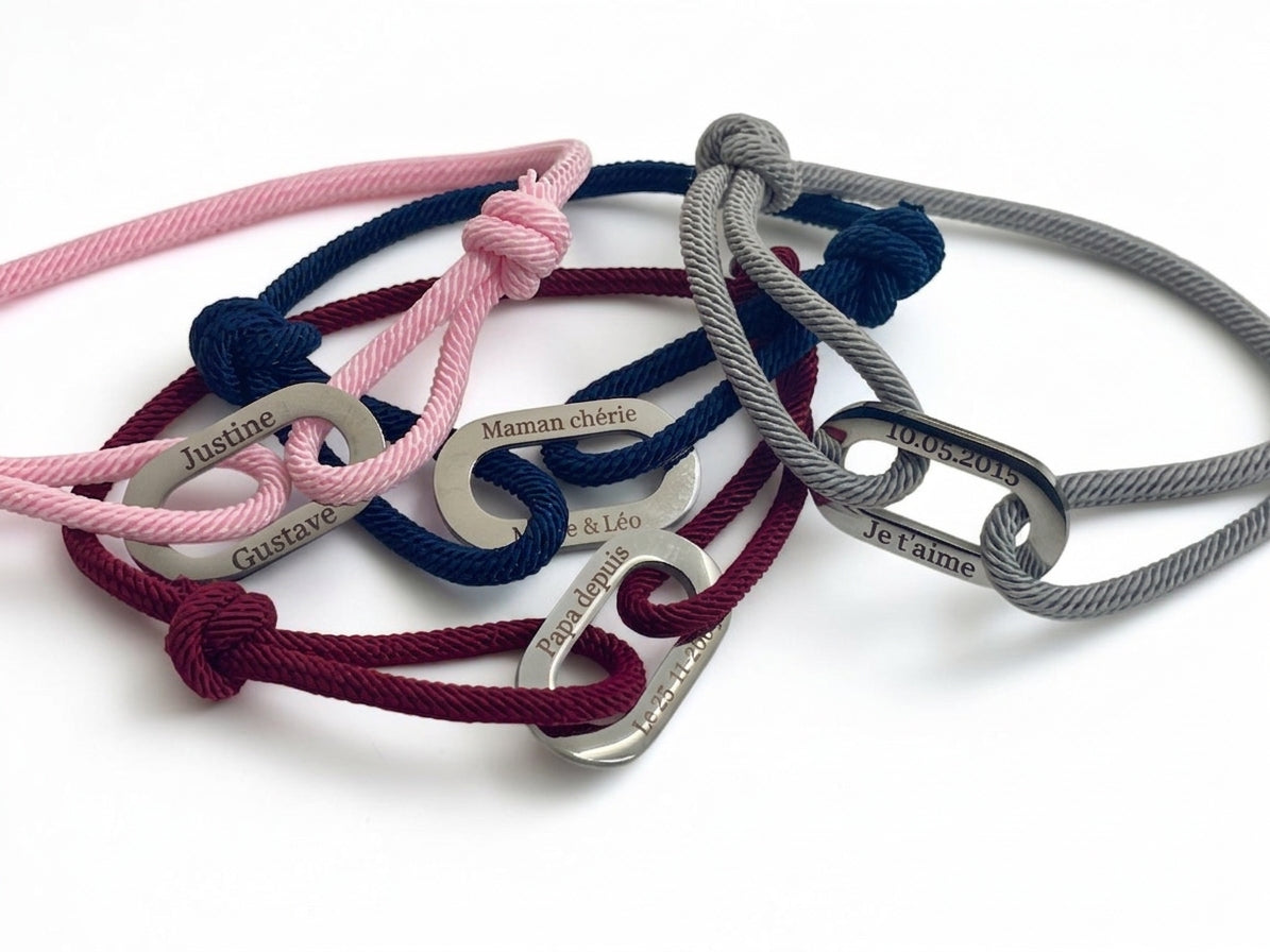 Quatre bracelets cordon personnalisés superposés, coloris rose, bleu marine, bordeaux et gris