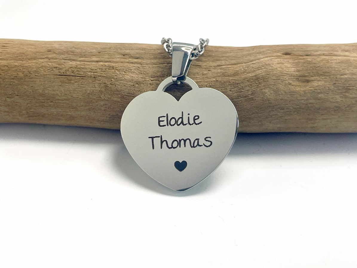 Collier cœur personnalisé gravé des prénoms Élodie et Thomas, vue rapprochée