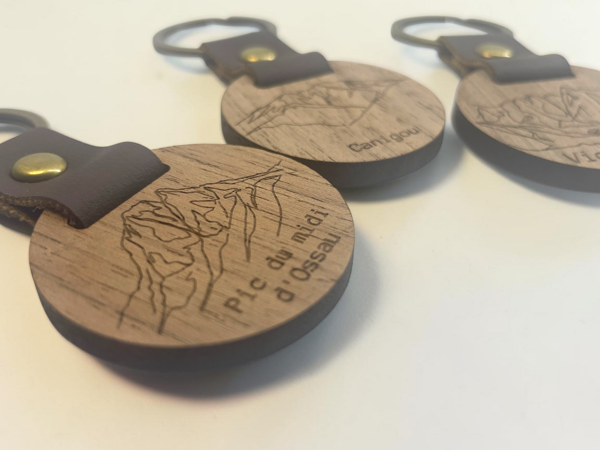 Porte-clés bois gravés de silhouettes de sommets, plusieurs modèles côte à côte