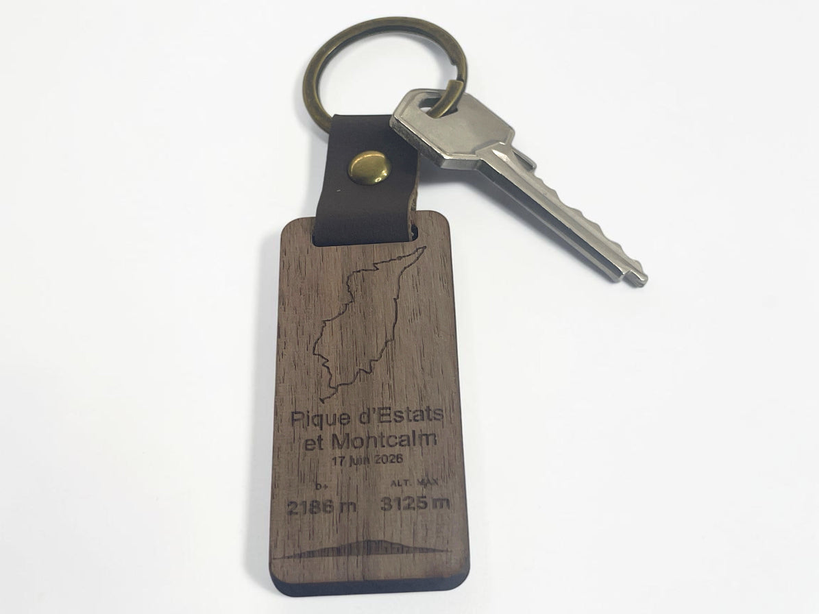 Porte-clés bois GPX gravé d'un tracé de course, attaché à un trousseau de clés