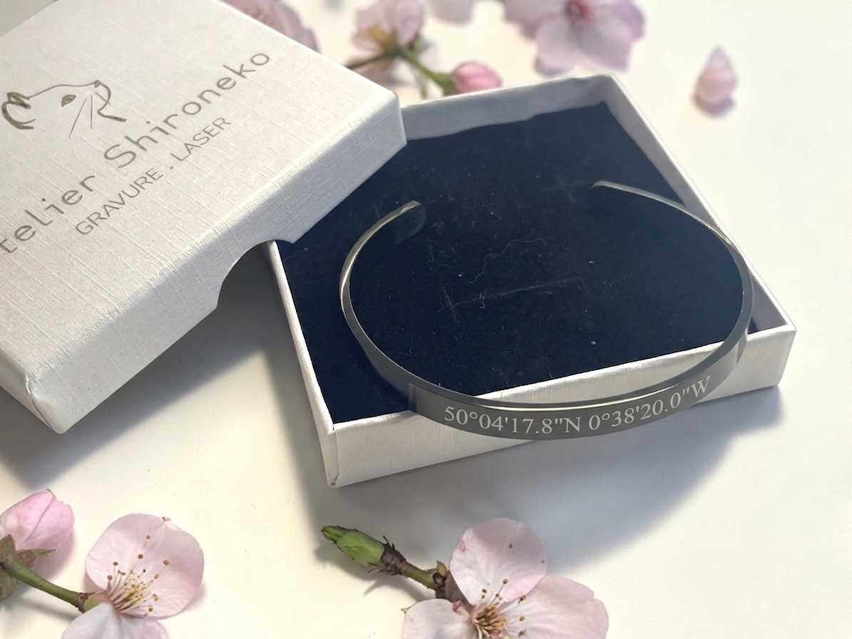 Bracelet jonc noir coordonnées GPS dans son écrin noir et blanc gravé Atelier Shironeko
