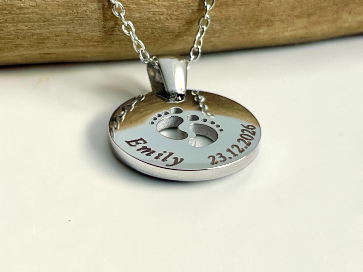 Collier naissance argenté gravé prénom et date, motif pieds de bébé, sur chaîne fine