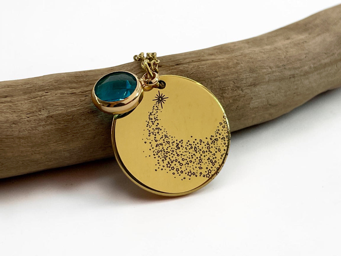 Collier médaille dorée gravée d'une étoile filante et d'une pluie d'étoiles, pierre bleue
