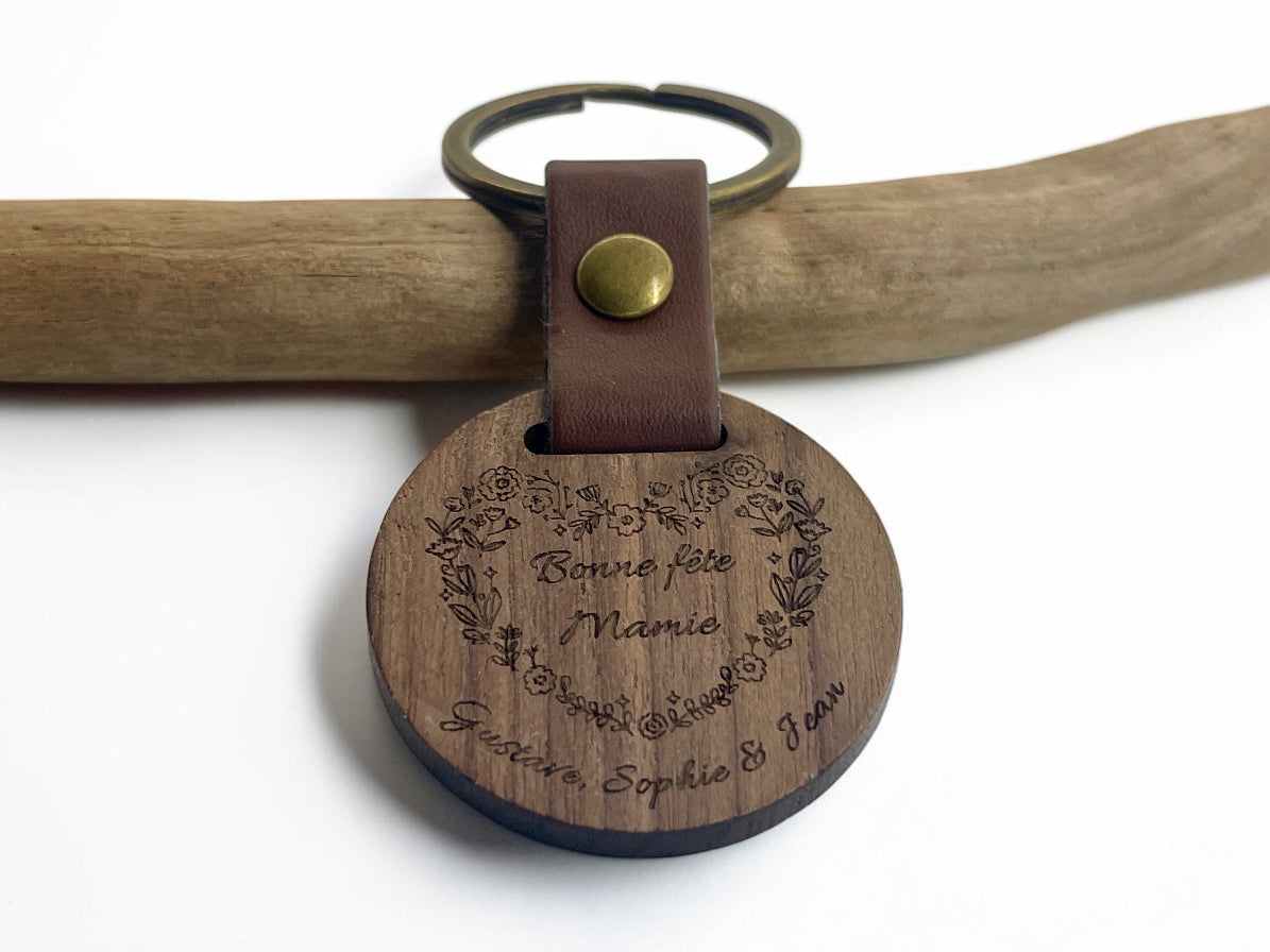 Porte-clés bois personnalisé pour la fête des grands-mères, lanière cuir marron et anneau bronze