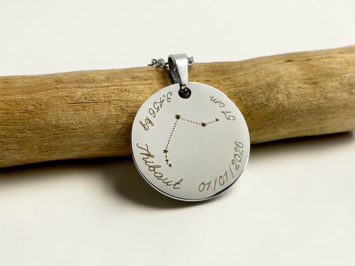 Collier médaille argentée gravée d'une constellation avec prénom et date de naissance