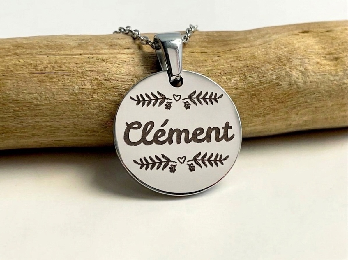 Collier médaille argentée gravée du prénom Clément entouré d'un feuillage