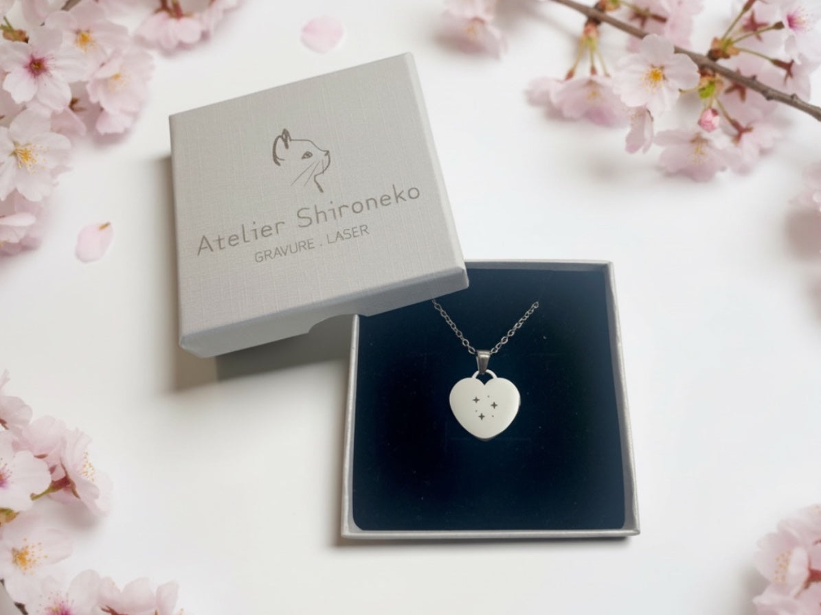 Collier cœur argenté dans son écrin noir et blanc gravé Atelier Shironeko