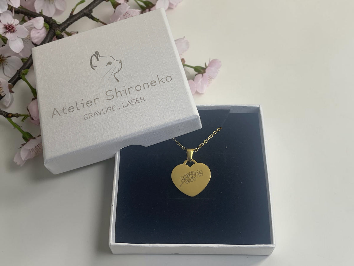 Collier cœur doré dans son écrin cadeau noir et blanc gravé Atelier Shironeko