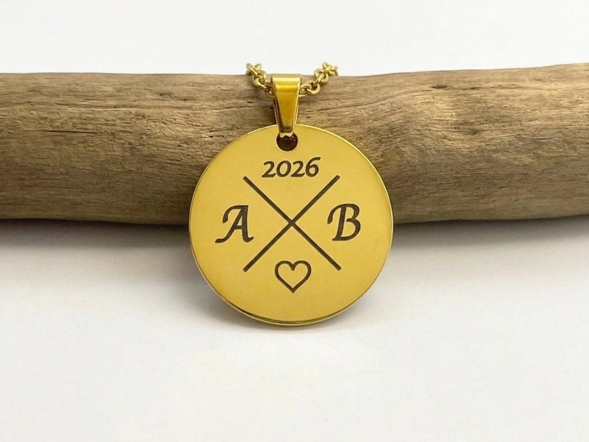 Collier médaille ronde dorée gravé initiales A et B avec année 2026, sur chaîne dorée