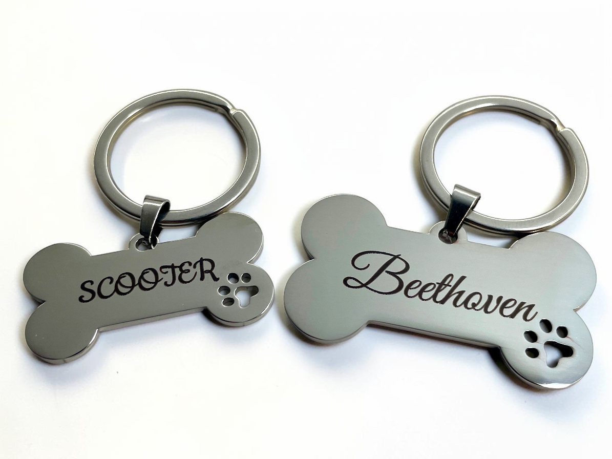 Deux médailles os personnalisées Scooter et Beethoven, finitions noire et argentée