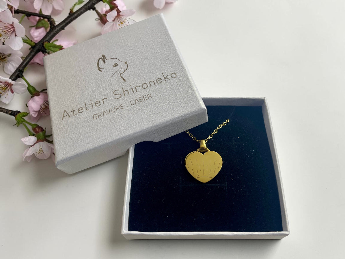 Collier cœur doré présenté dans son écrin noir et blanc gravé Atelier Shironeko