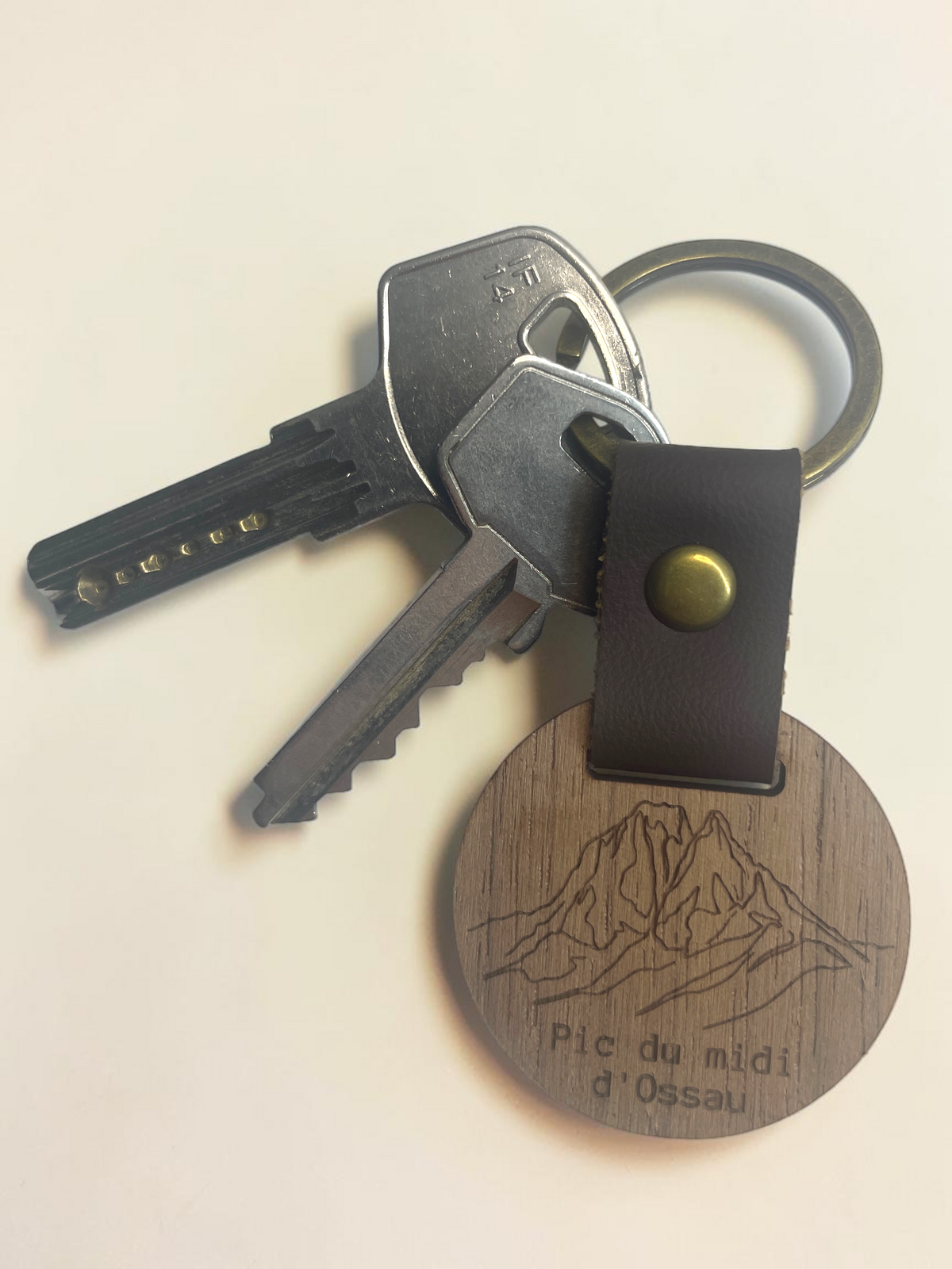 Porte-clés bois gravé Pic du Midi de Bigorre, attaché à un trousseau de clés