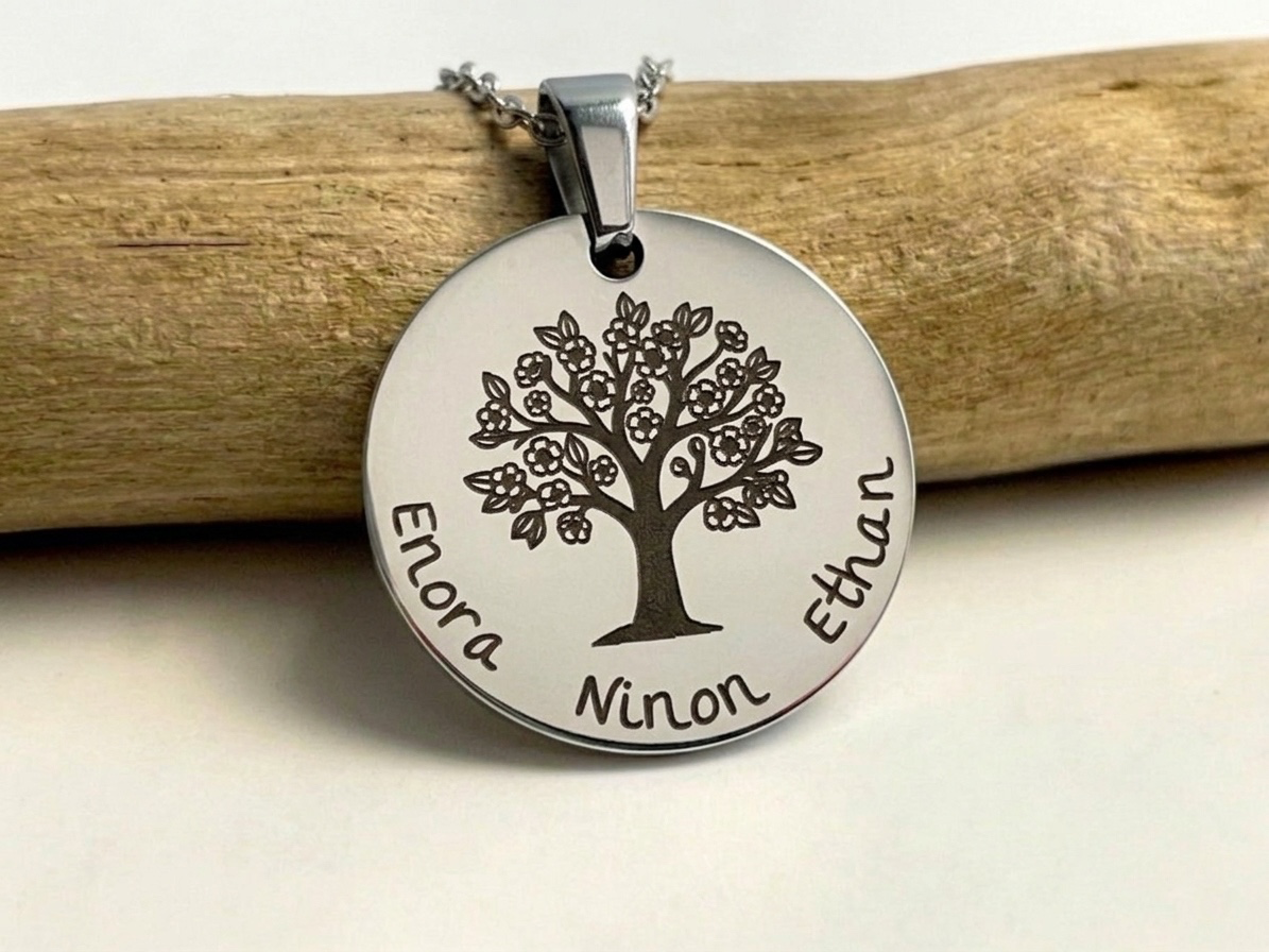 Collier arbre de vie argenté gravé des prénoms Enora, Ninon et Ethan