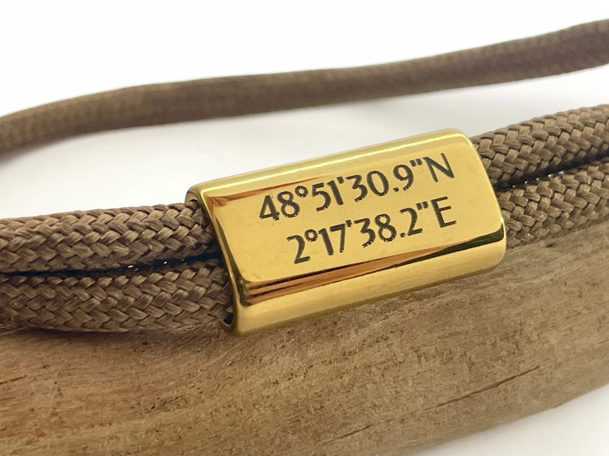 Bracelet cordon taupe gravé de coordonnées GPS en degrés, minutes et secondes