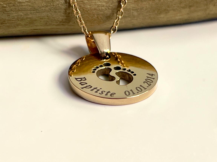 Collier naissance or rose gravé prénom et date de naissance, motif pieds de bébé