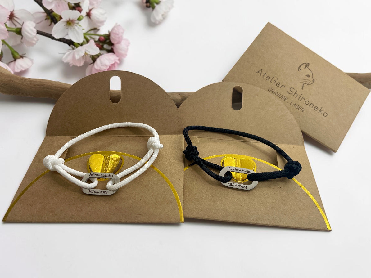 Deux bracelets cordon couple dans leurs pochettes cadeau kraft Atelier Shironeko