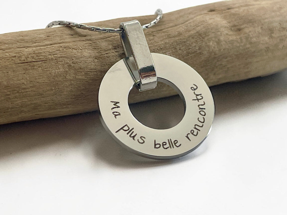 Collier médaille ajourée gravée du message Ma plus belle rencontre