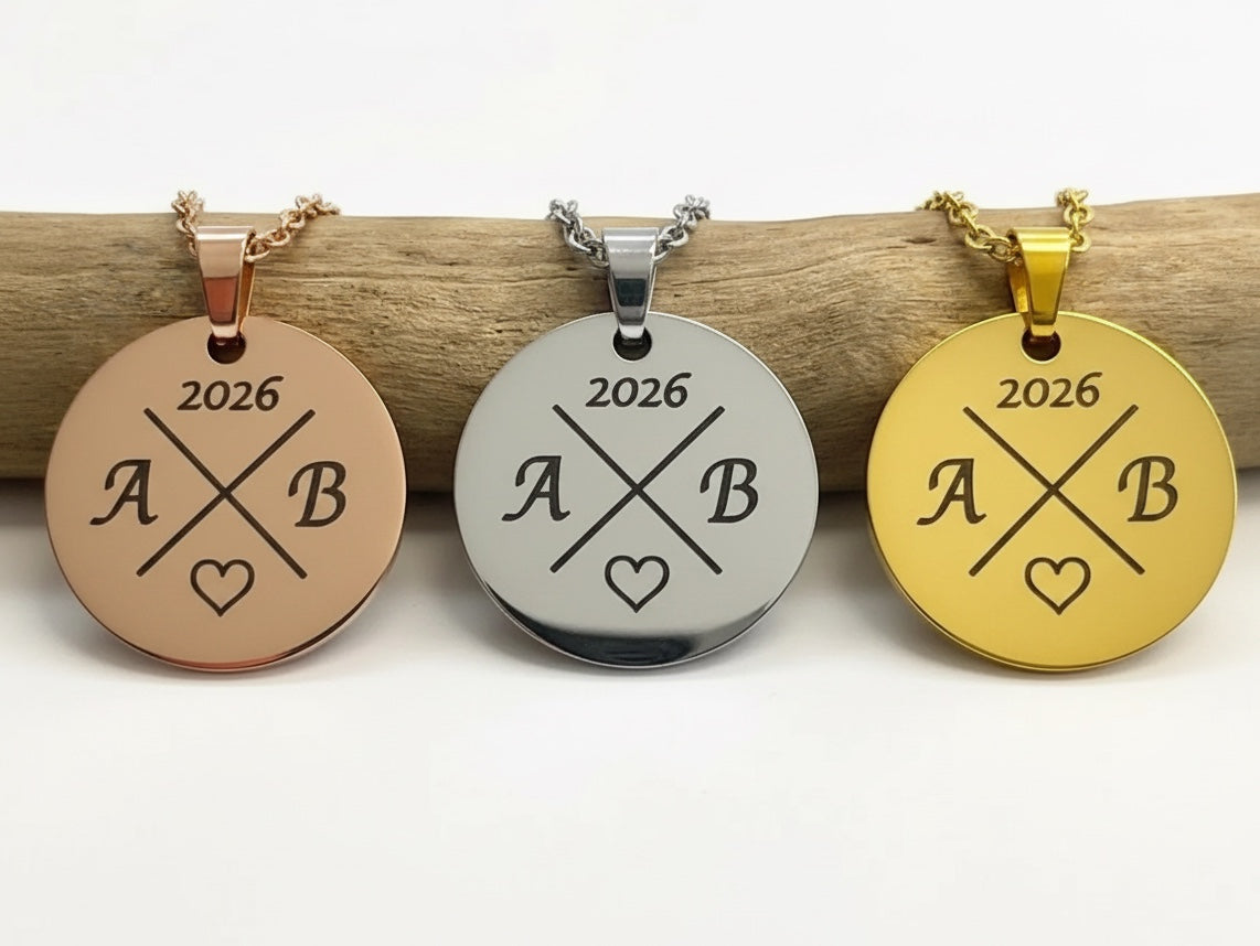 Trois colliers médaille personnalisés côte à côte, finitions or rose, argentée et dorée