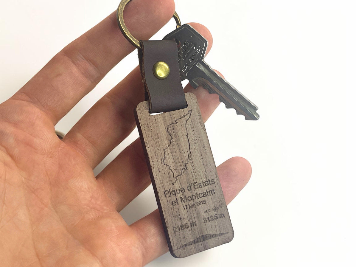 Porte-clés bois GPX tenu en main avec des clés, pour montrer sa taille réelle