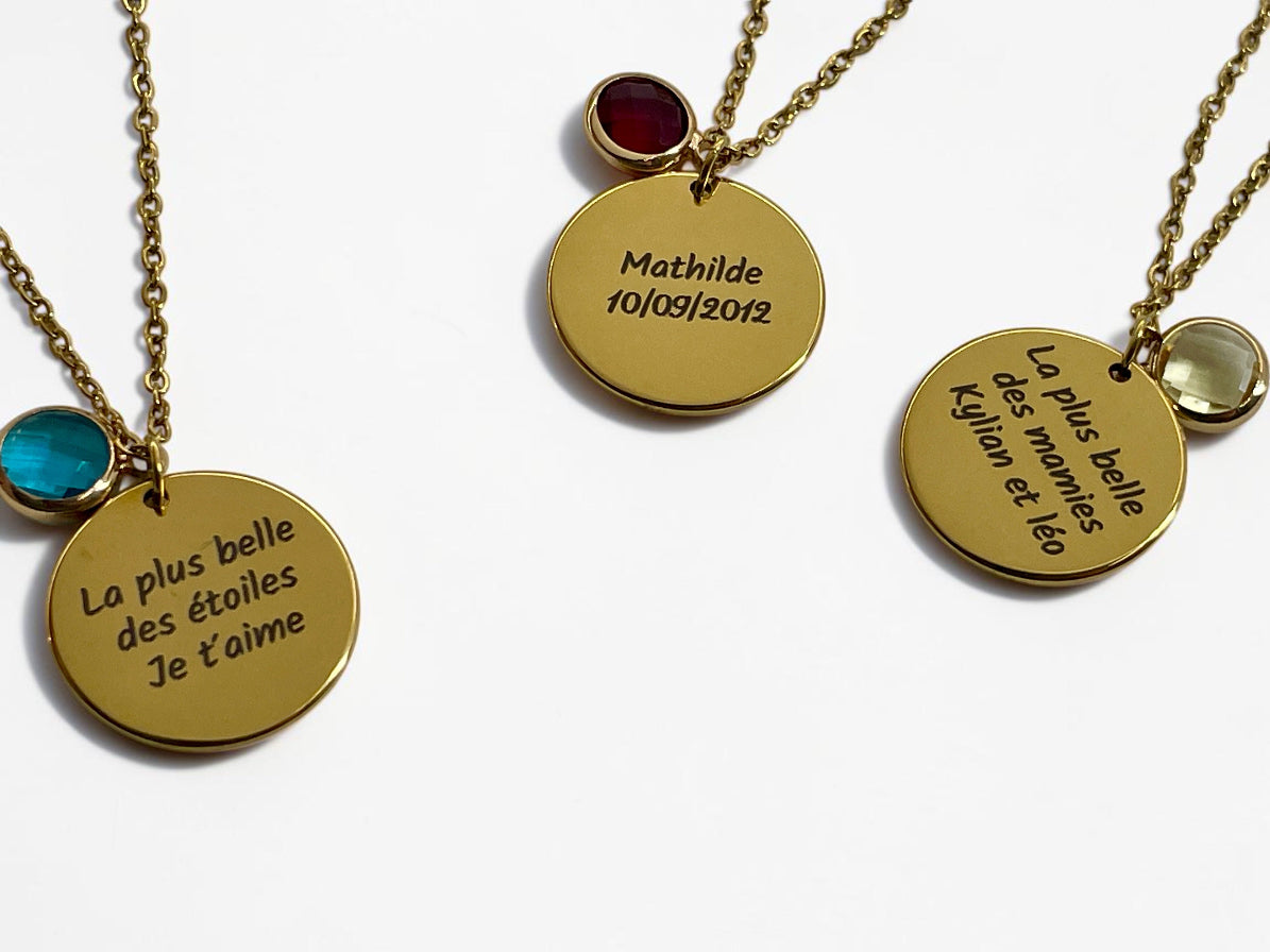 Trois colliers médaille gravés de messages personnalisés avec pierres de naissance