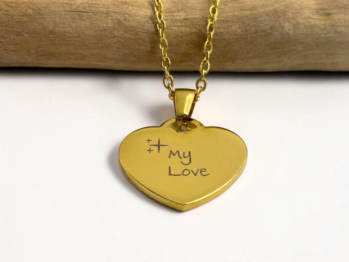 Collier cœur doré gravé du message My Love avec un petit cœur, sur chaîne dorée