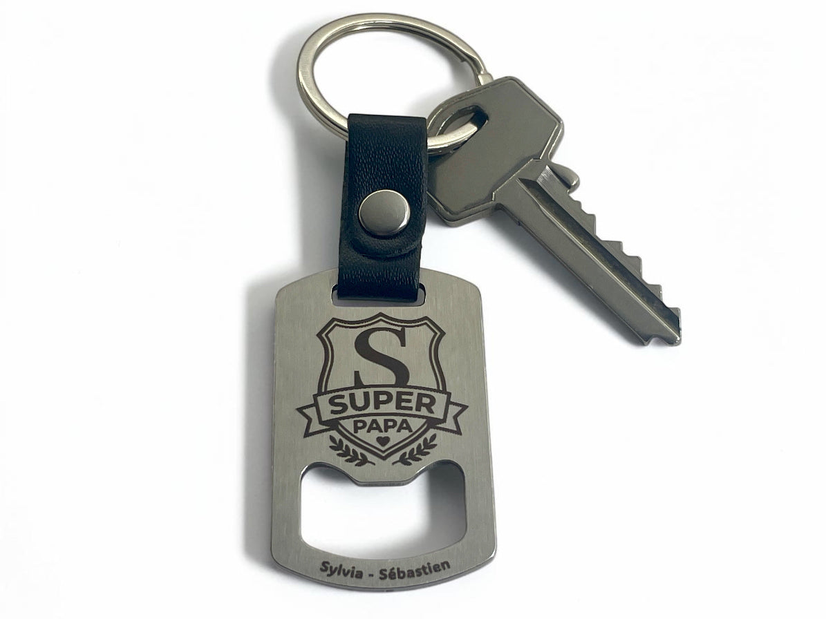 Porte-clés acier Super Papa décapsuleur attaché à une clé de maison
