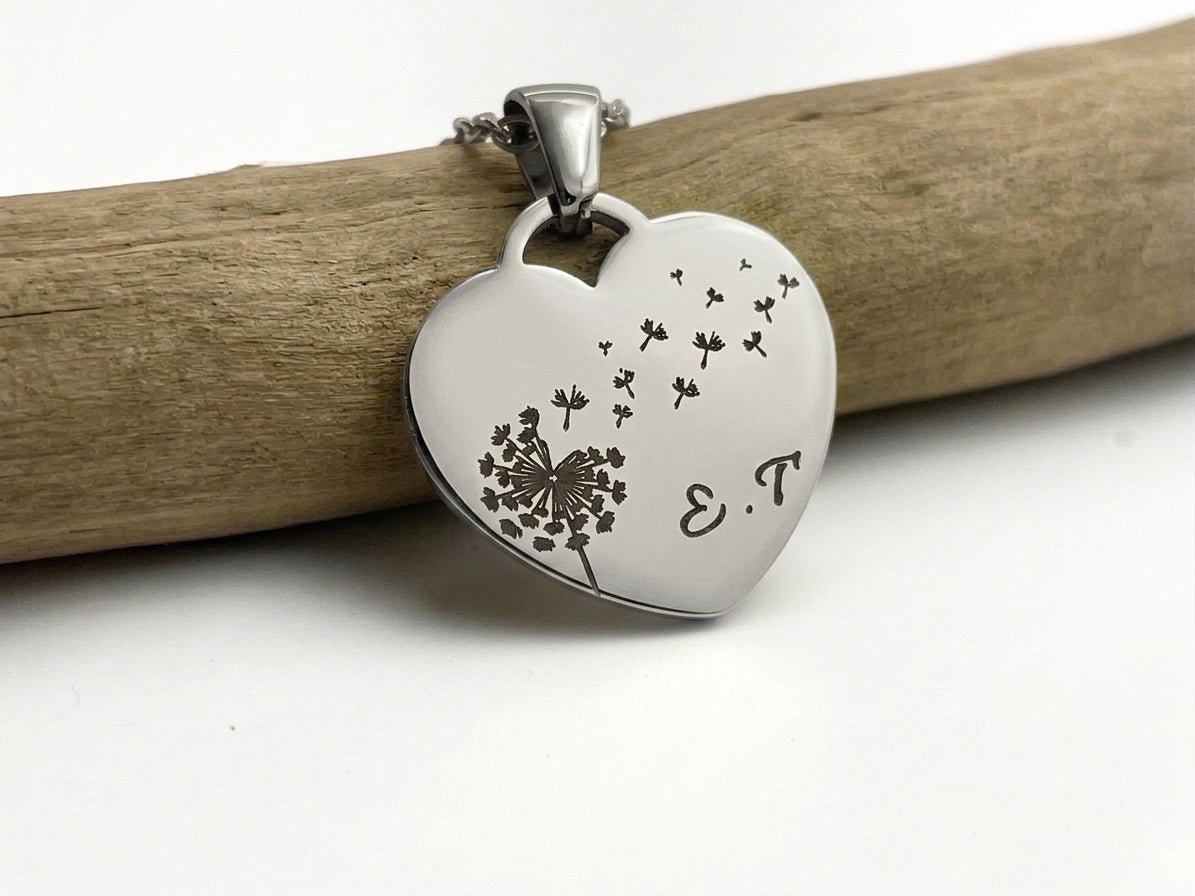 Collier cœur argenté gravé d'un pissenlit avec initiales gravées