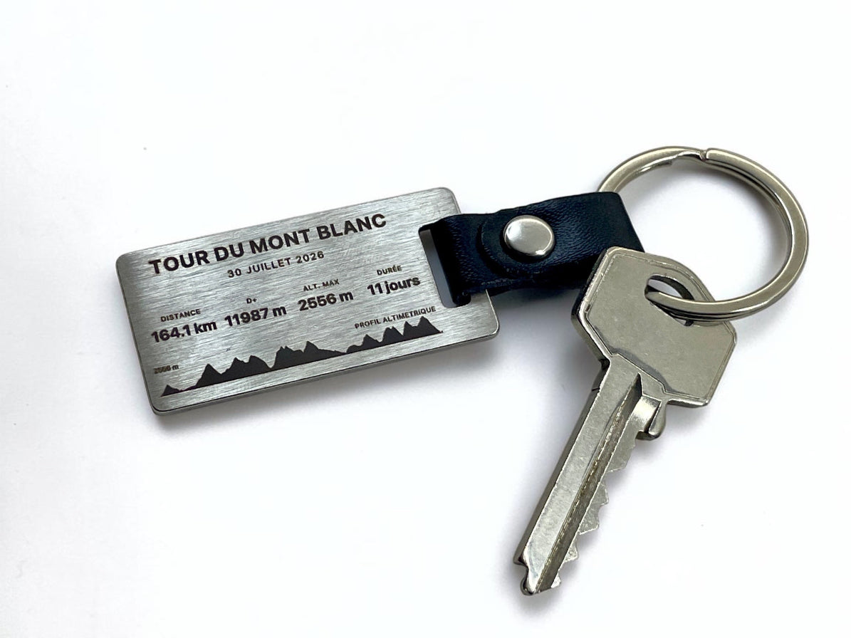 Porte-clés acier gravé du Tour du Mont Blanc avec profil de dénivelé, attaché à une clé