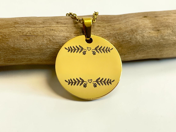 Collier médaille ronde dorée gravée d'une couronne de feuillage, emplacement prénom vierge