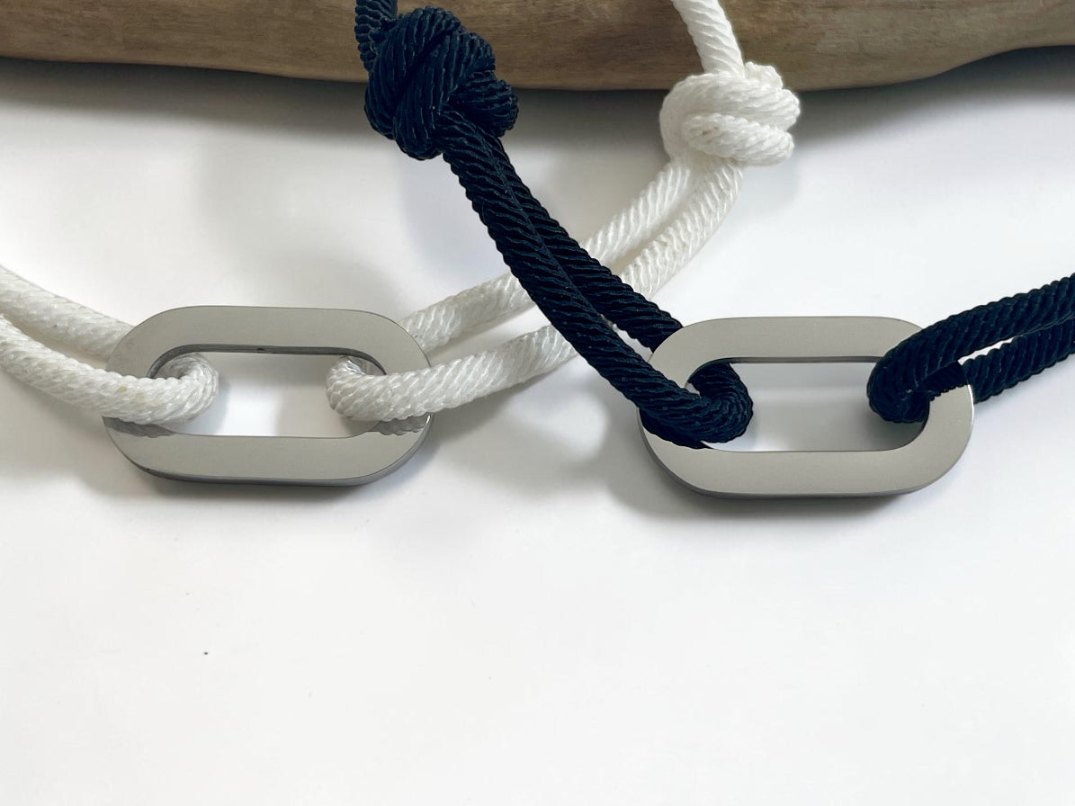 Duo de bracelets cordon couple, blanc et noir, maillons acier à graver