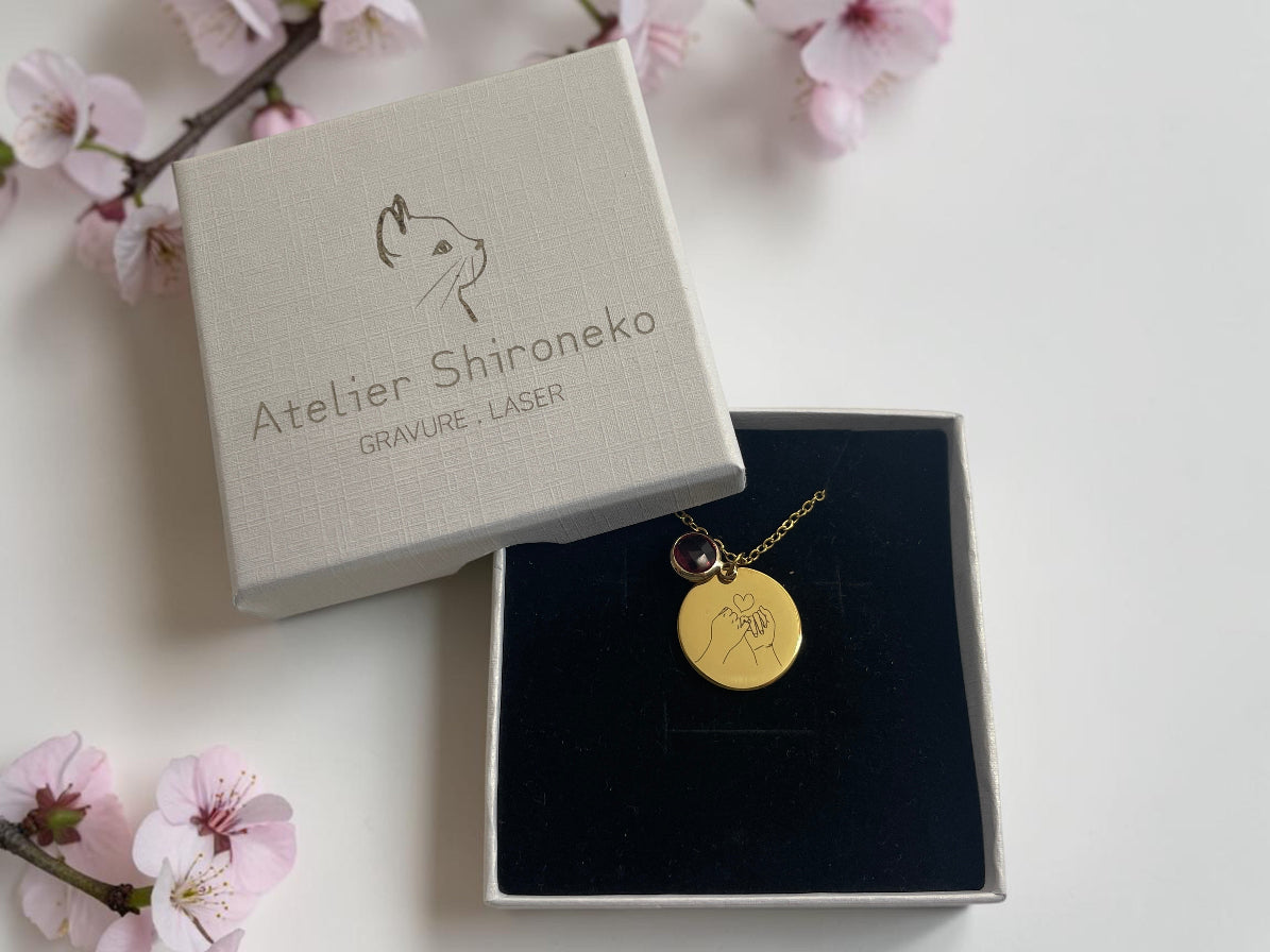 Collier médaille dorée avec pierre de naissance dans son écrin noir Atelier Shironeko