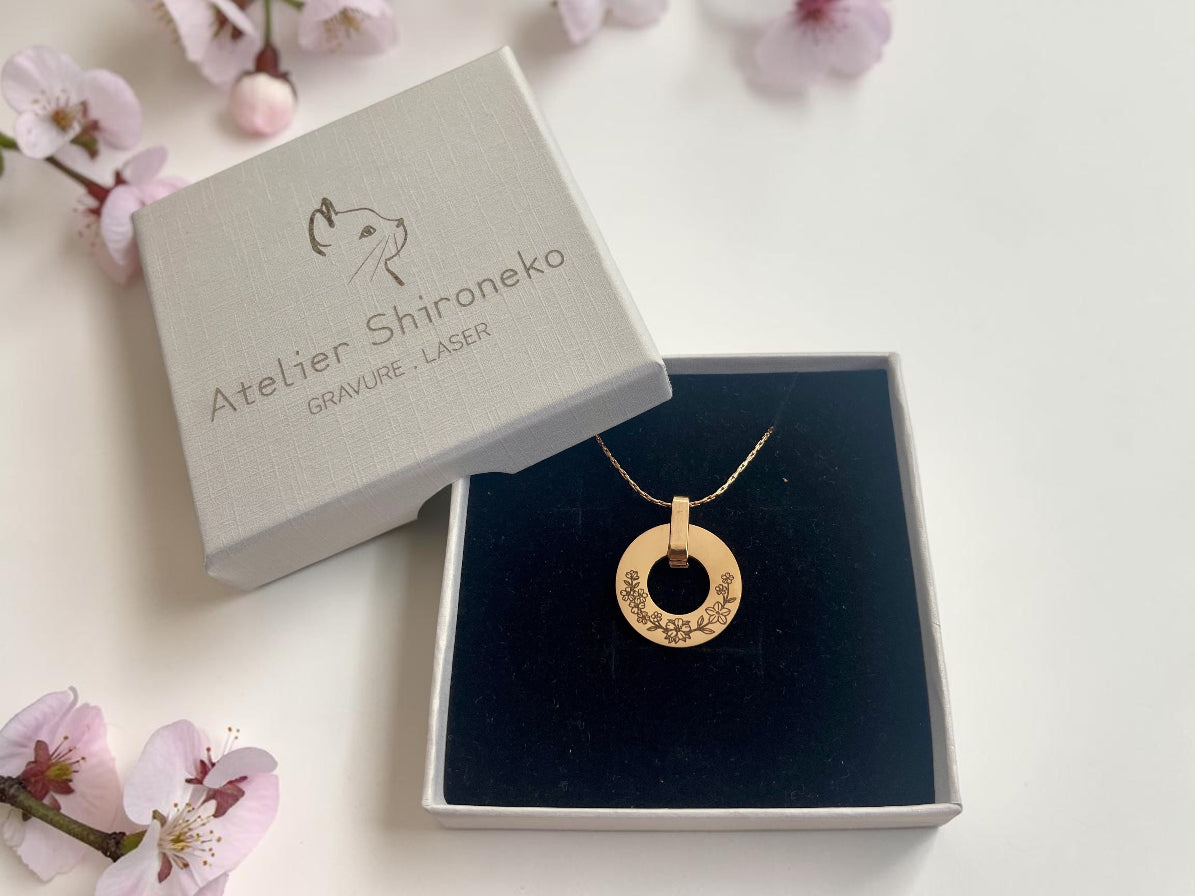 Collier médaille ajourée dorée dans son écrin noir et blanc gravé Atelier Shironeko