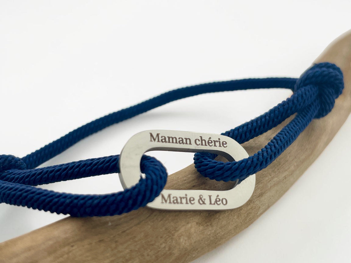 Bracelet cordon bleu marine gravé Maman chérie avec les prénoms Marie et Léo
