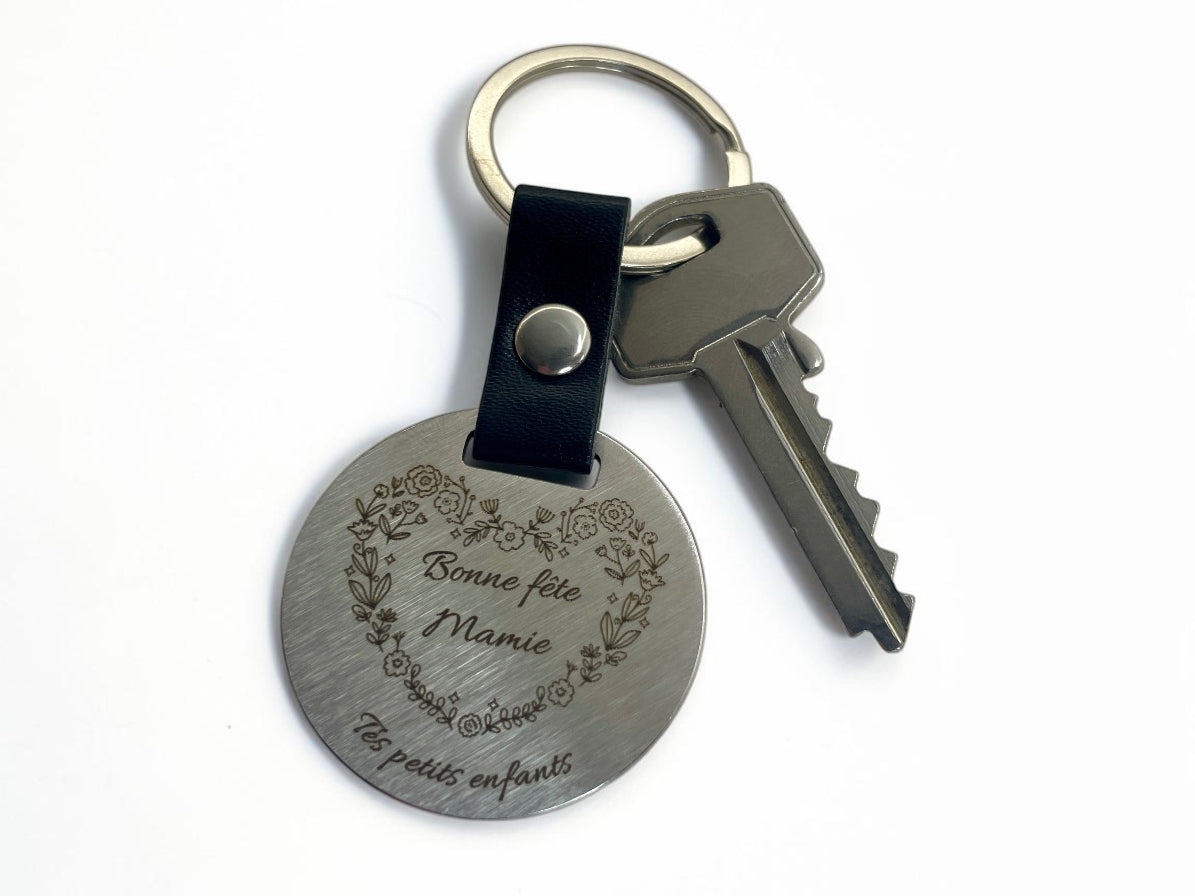 Porte-clés acier personnalisé Mamie attaché à une clé de maison