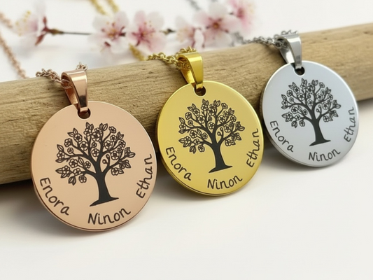 Trois colliers arbre de vie personnalisés avec prénoms gravés, finitions or rose, dorée et argentée