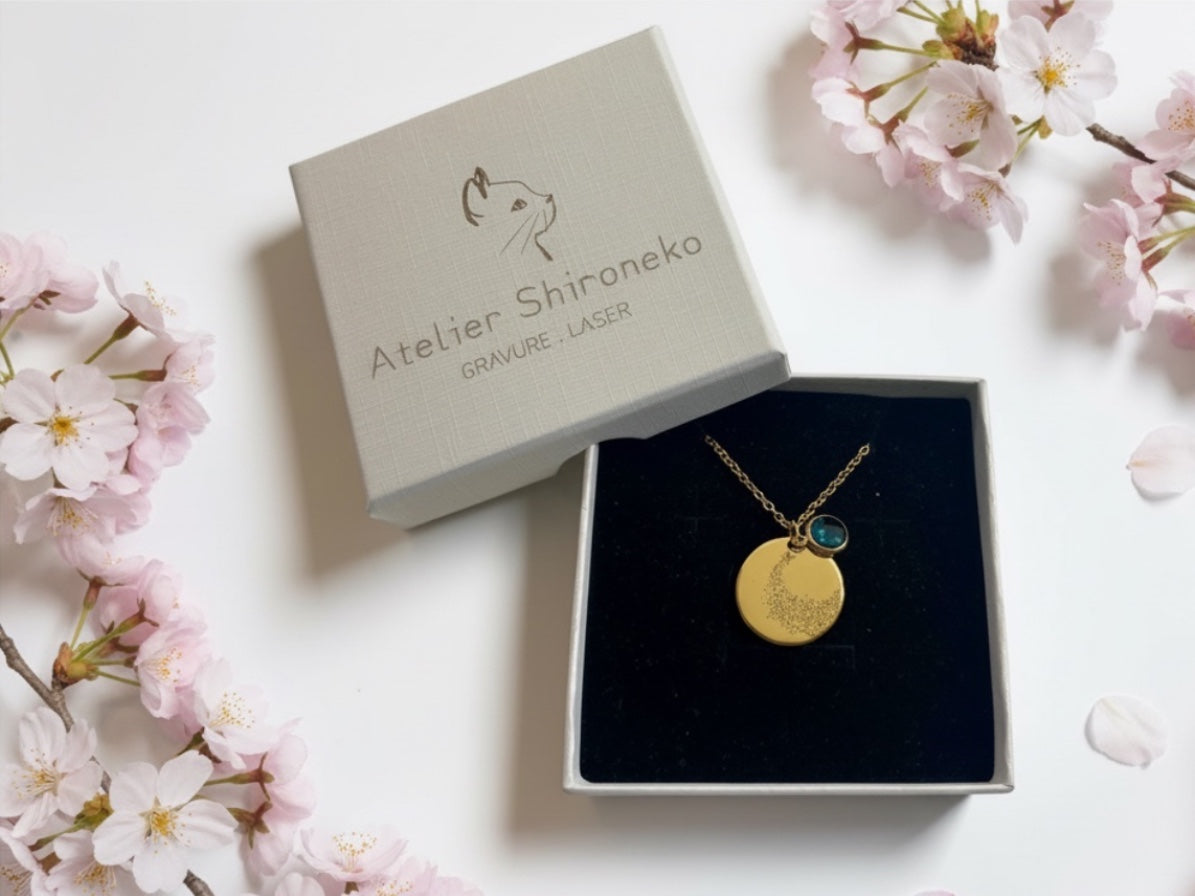 Collier médaille dorée avec pierre de naissance dans son écrin noir Atelier Shironeko