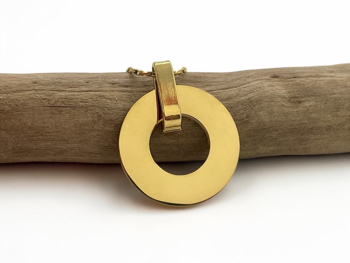 Collier médaille ronde ajourée en acier doré, face lisse prête à graver, sur une branche