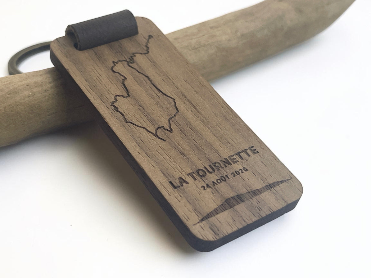 Porte-clés bois gravé du tracé La Tournette, posé sur une branche de bois