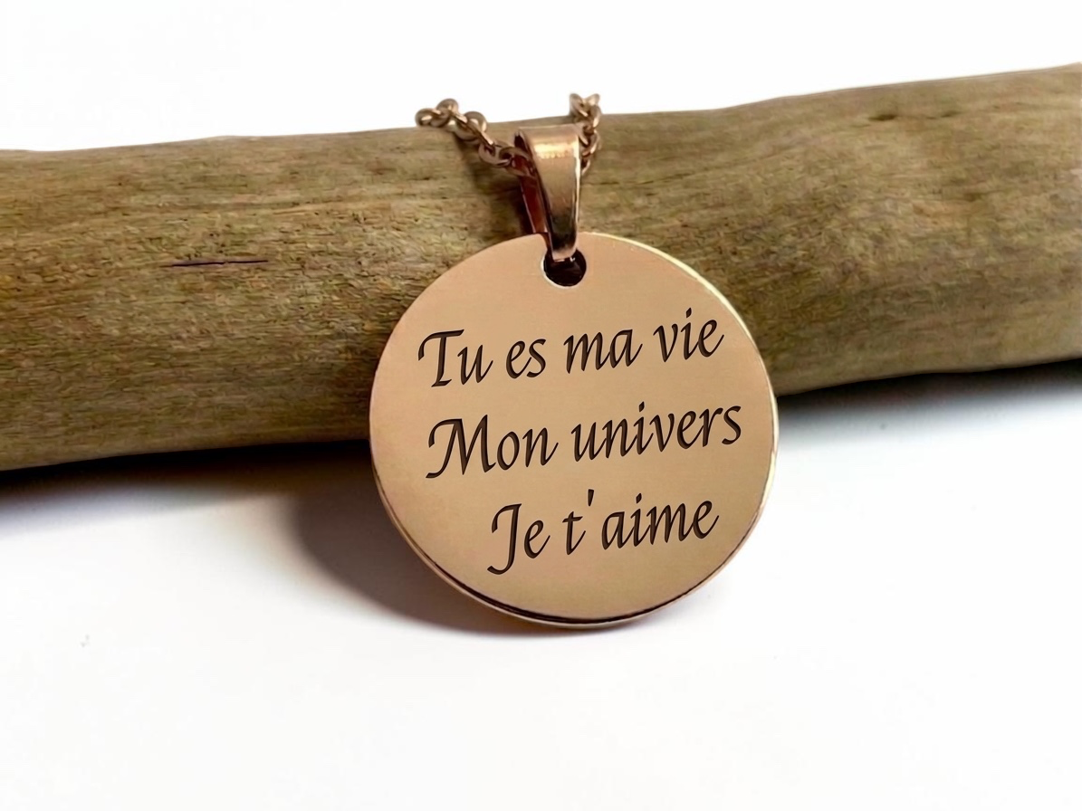 Verso d'un collier médaille gravé d'un message, Tu es ma vie, Mon univers, Je t'aime
