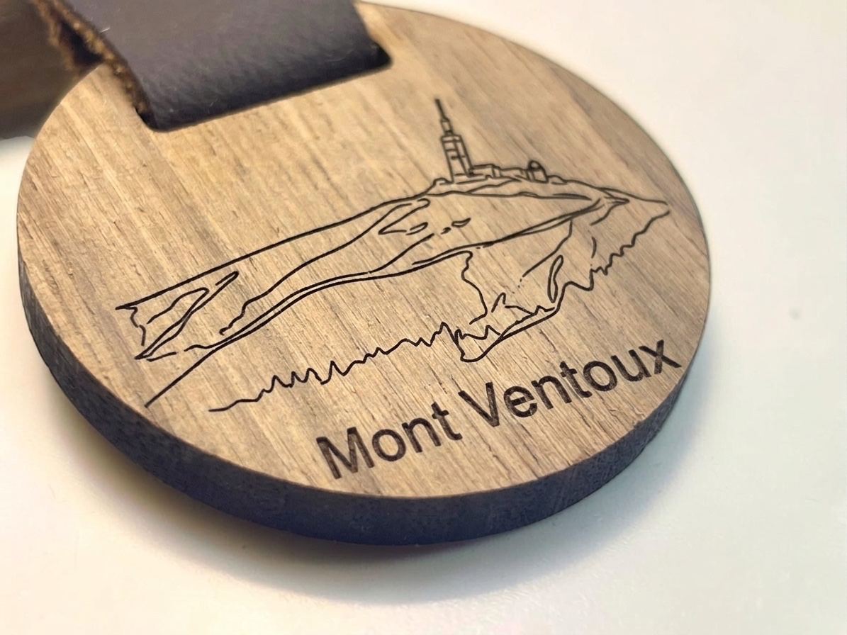 Porte-clés bois gravé de la silhouette du Mont Ventoux