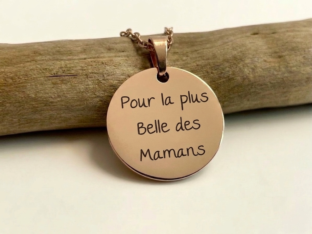 Verso d'un collier arbre de vie gravé du message Pour la plus belle des mamans