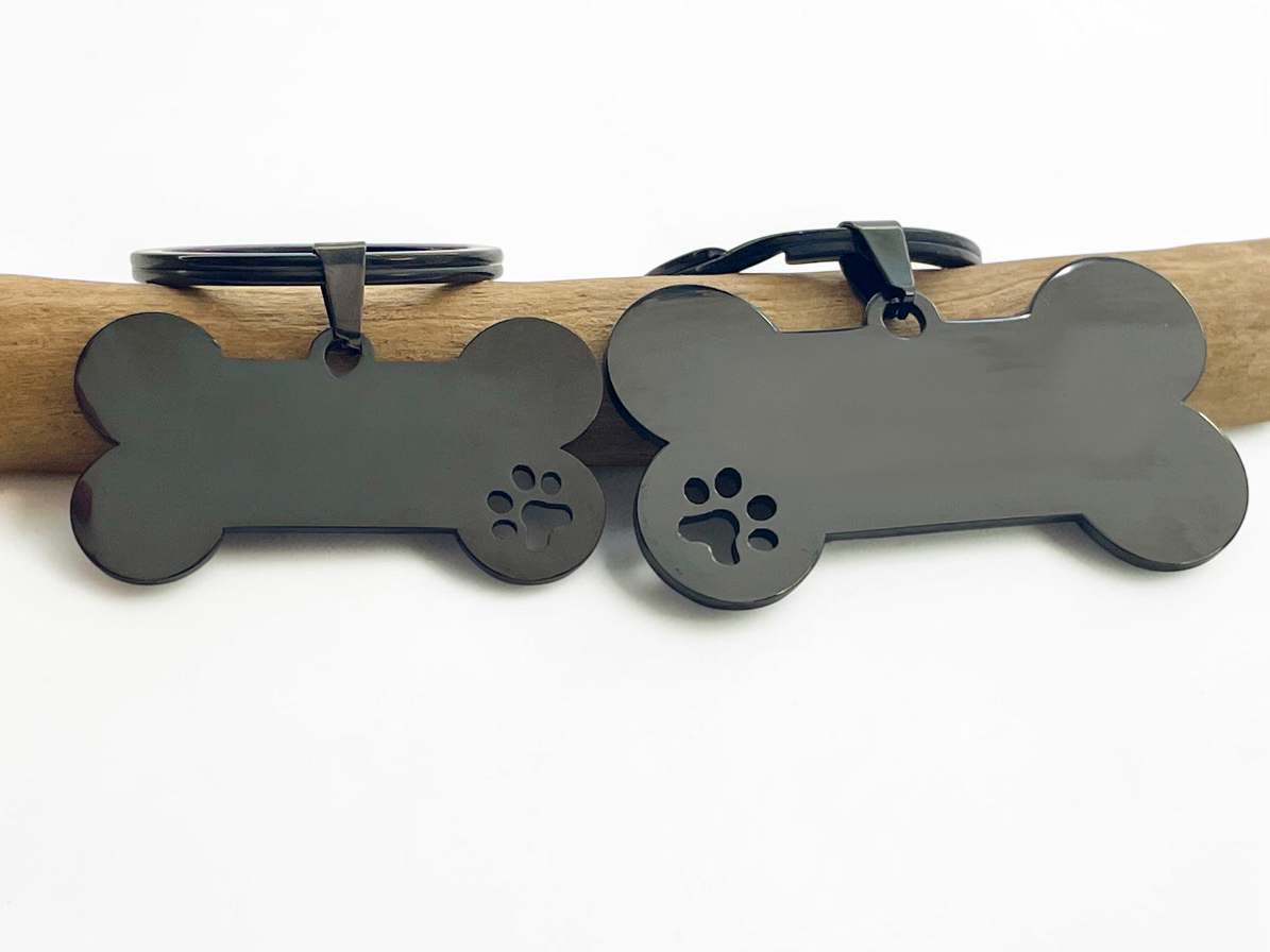 Médailles pour chien en forme d'os, finitions noire et acier, gravées d'une empreinte de patte