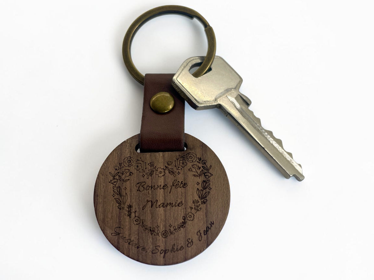 Porte-clés bois cadeau fête des grands-mères attaché à une clé de maison