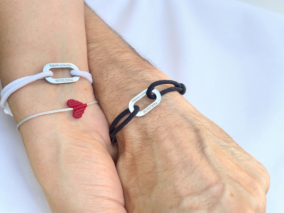 Bracelets cordon couple portés à deux poignets côte à côte, modèles blanc et noir